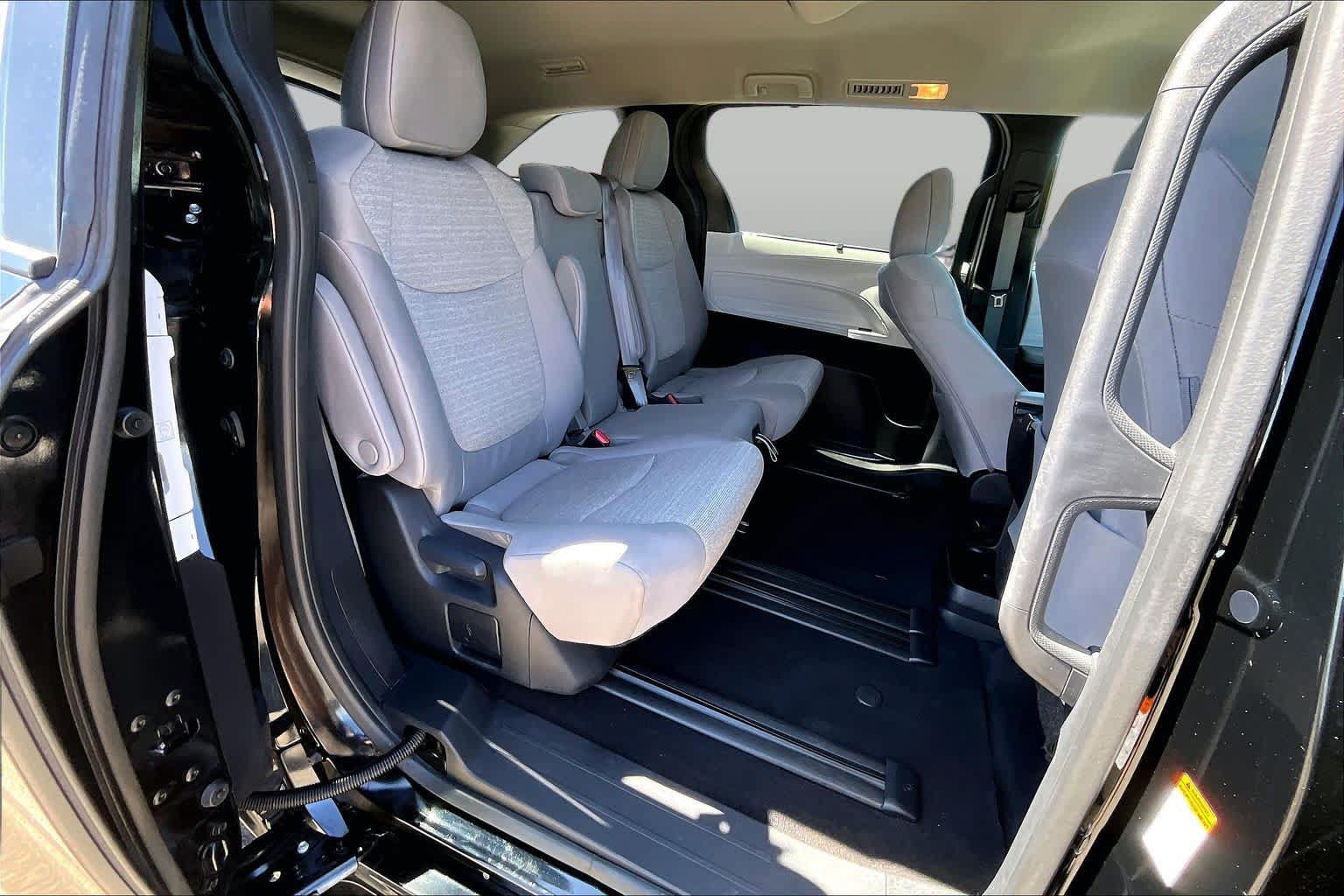 Certified 2025 Toyota Sienna LE FWD image 19