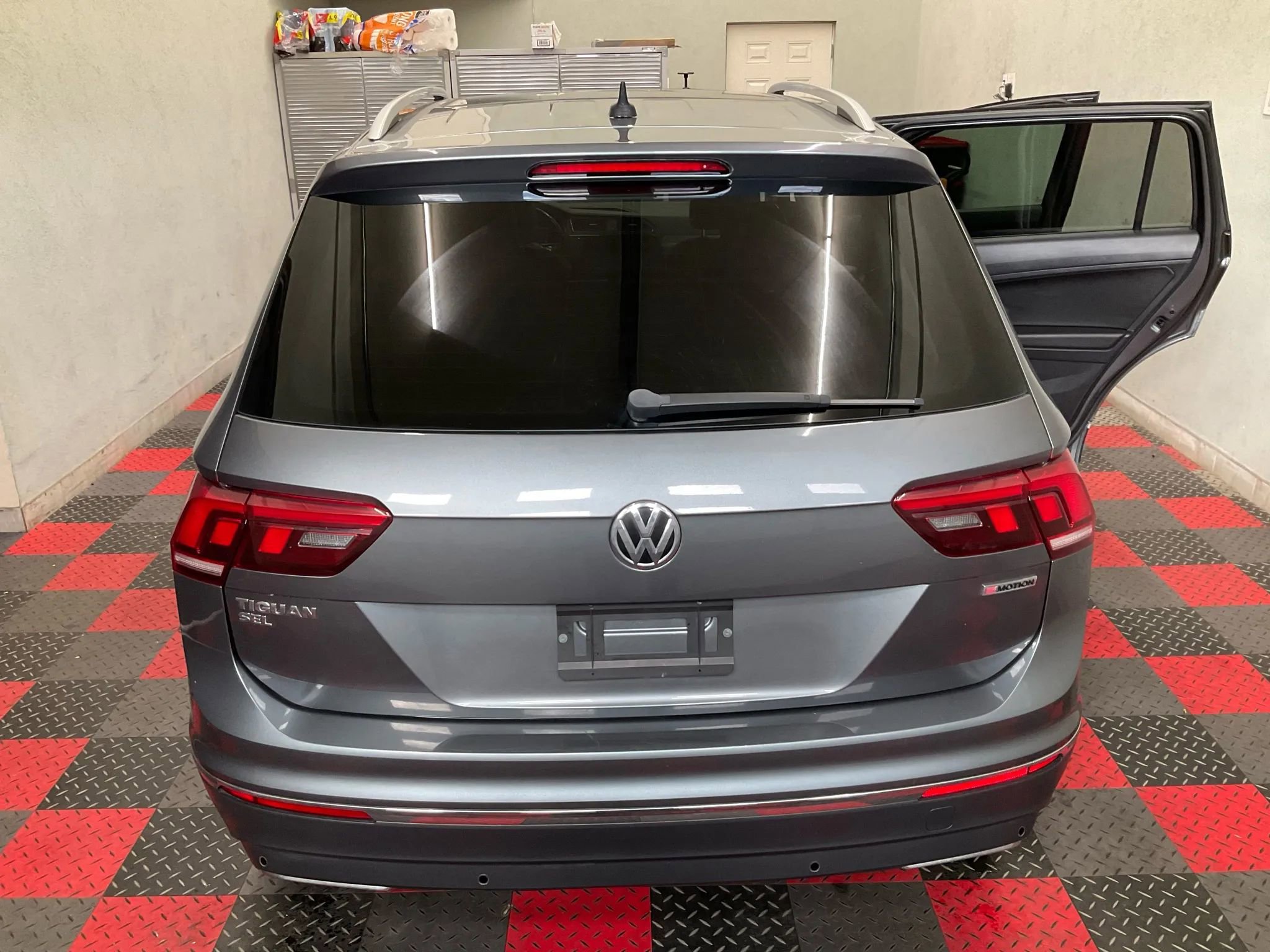 Used 2020 Volkswagen Tiguan SEL image 9