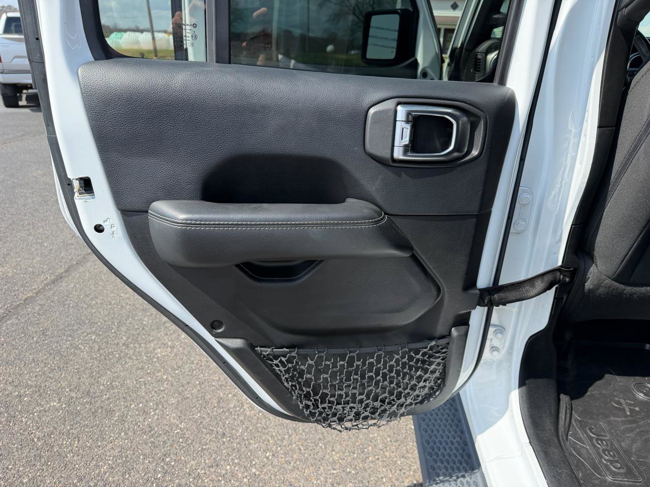 Used 2018 Jeep Wrangler Unlimited Sahara image 11