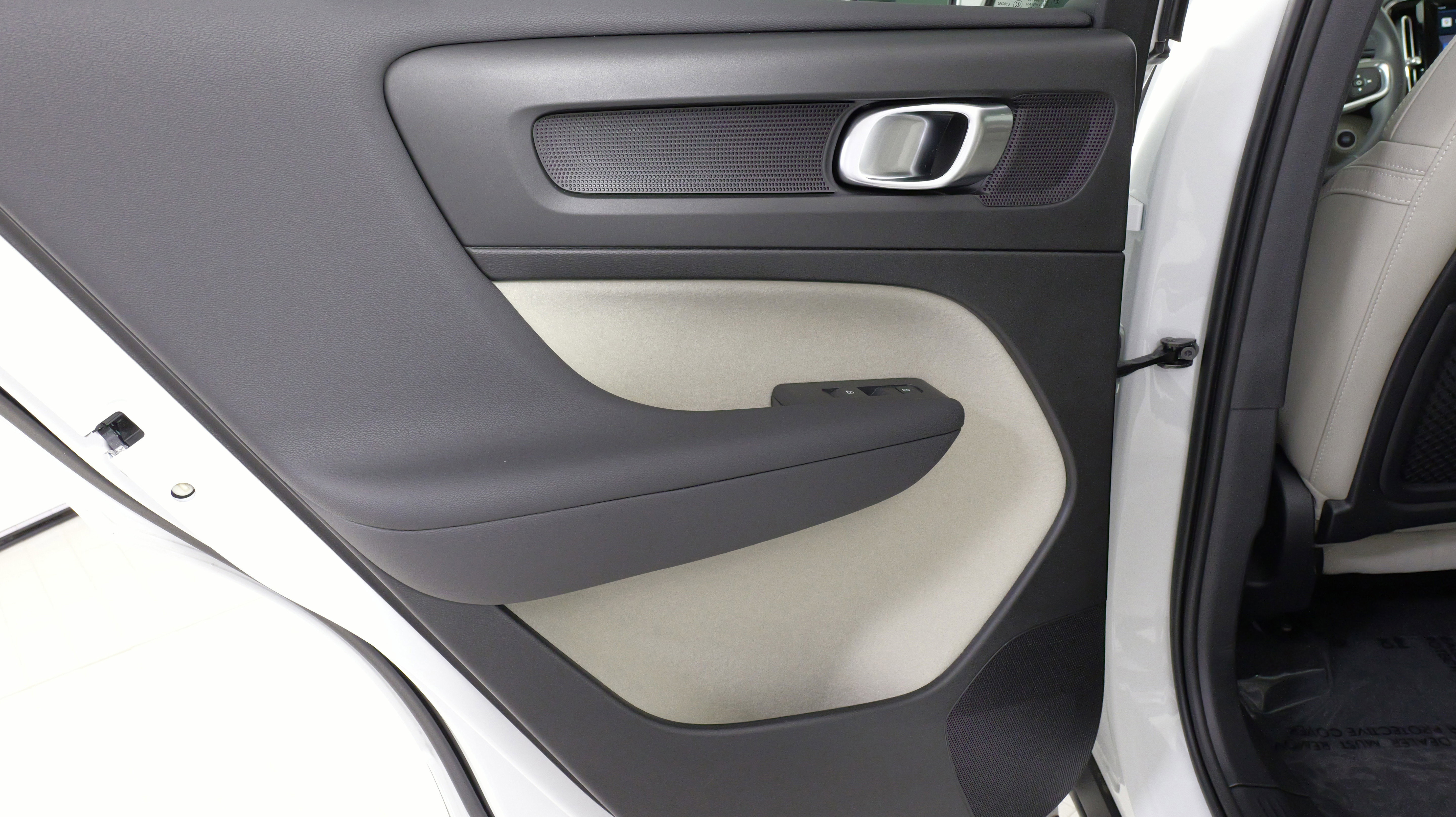 Used 2024 Volvo XC40 B5 Plus w/ Climate Package image 34