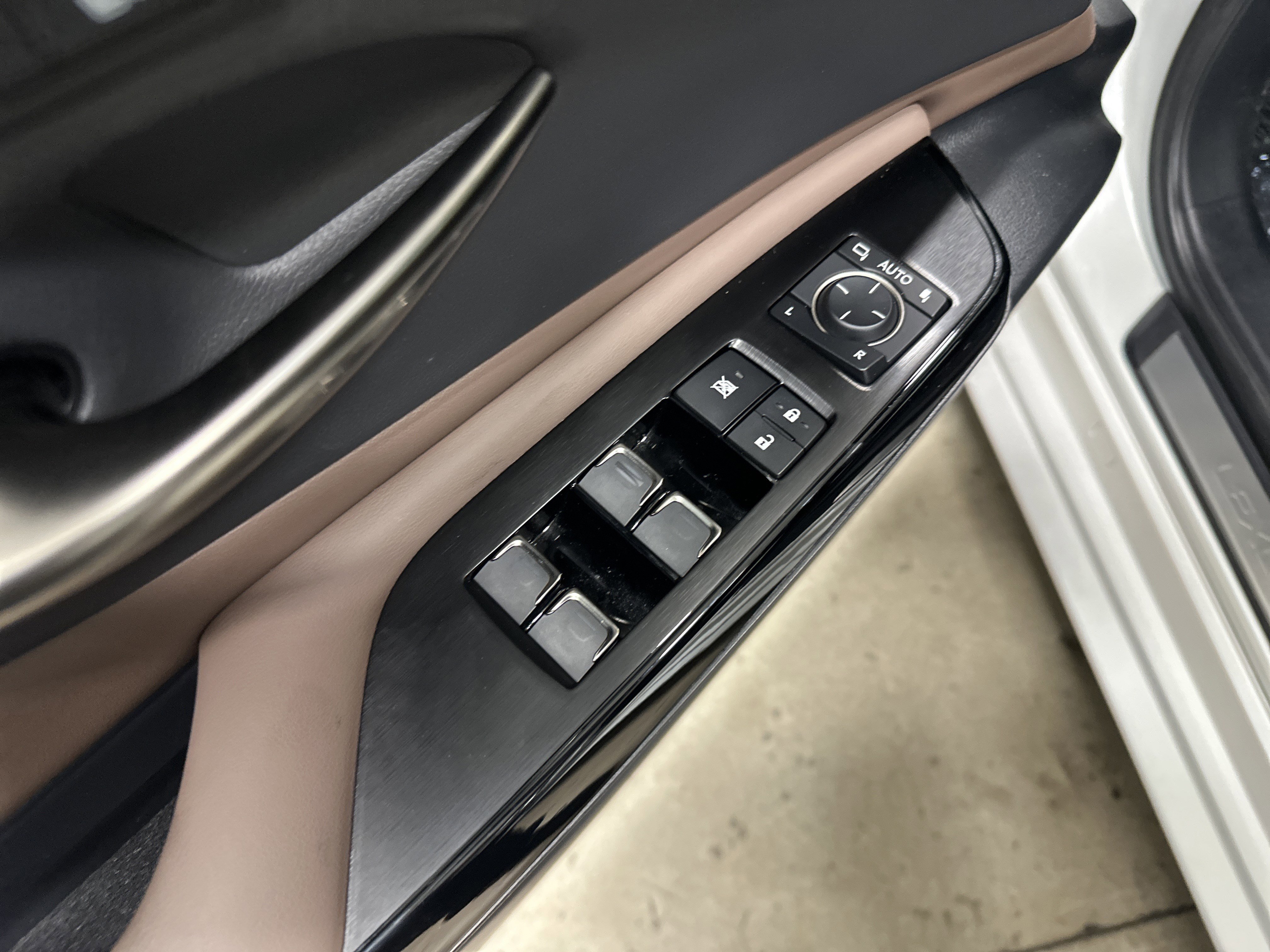 Certified 2023 Lexus ES 350 w/ Premium Package image 16