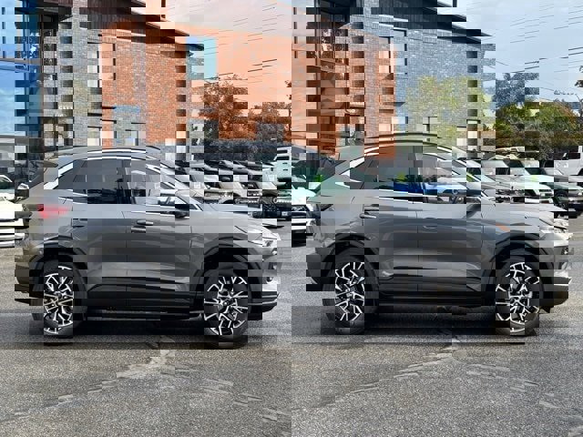 New 2025 Ford Escape SE image 2