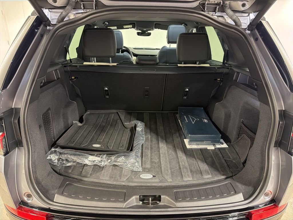Used 2025 Land Rover Discovery Sport Dynamic SE image 29