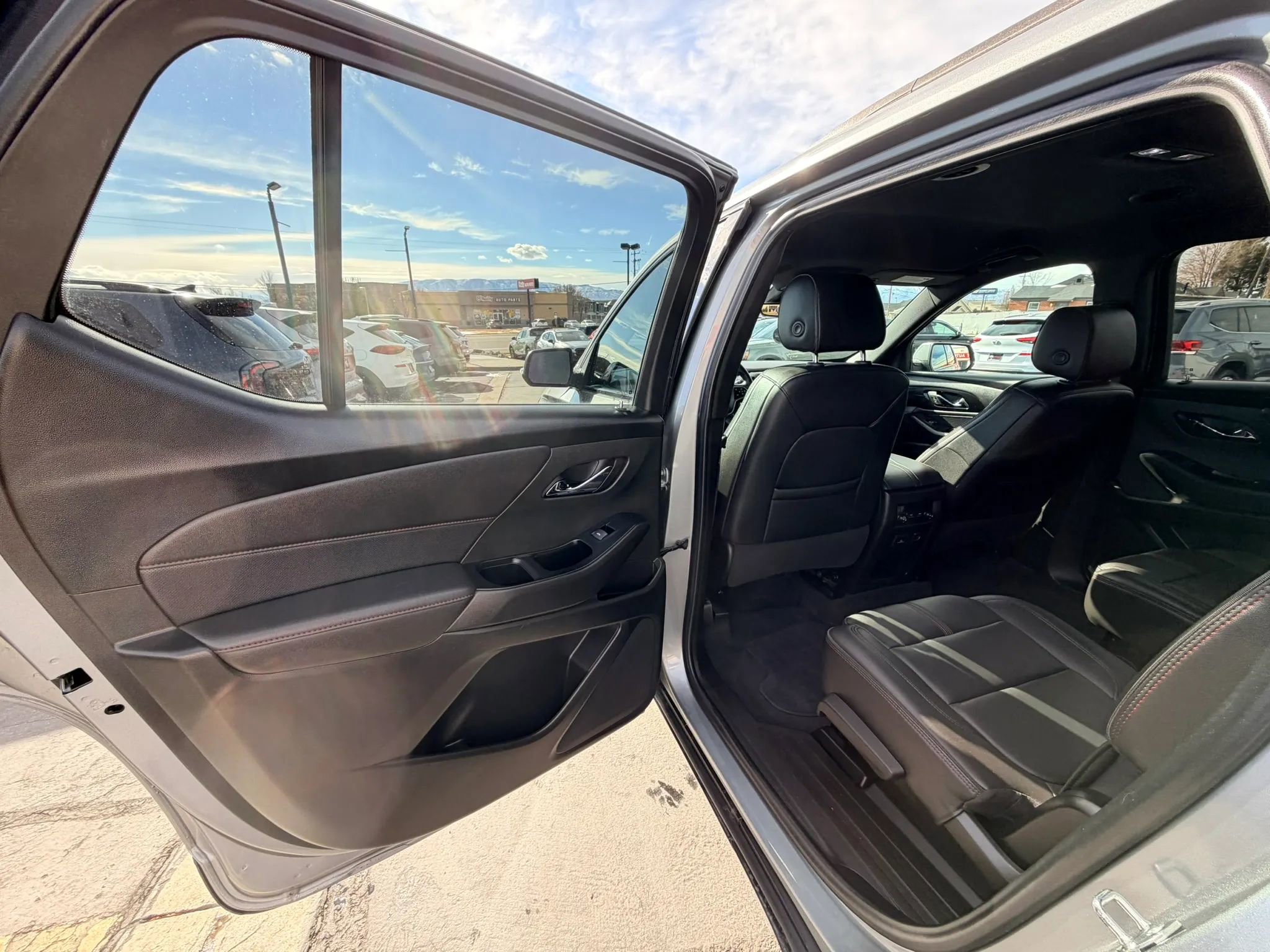 Used 2023 Chevrolet Traverse RS image 24