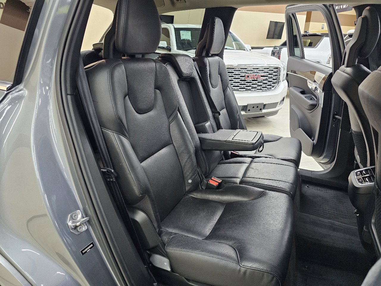 Used 2016 Volvo XC90 T6 Momentum w/ Momentum Plus Package image 25