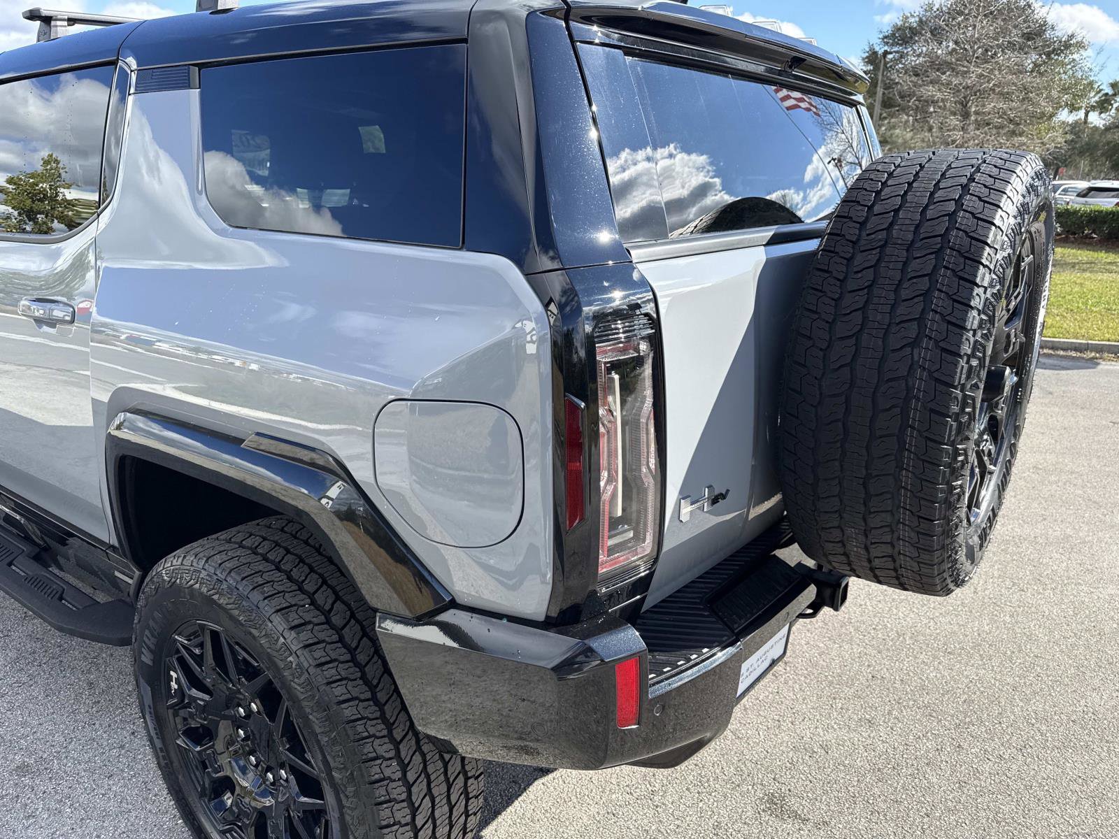 Used 2025 GMC Hummer EV 2X w/ LPO, Roof Cross Rail Package image 11