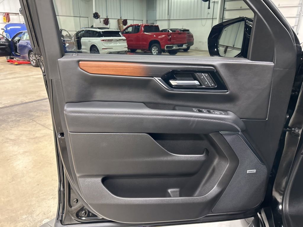 Used 2025 GMC Yukon XL Denali w/ LPO, Floor Liner Package image 10