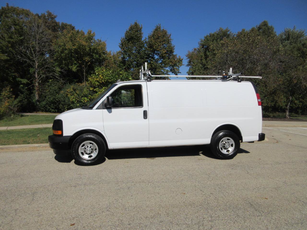 Used 2017 Chevrolet Express 2500 RWD image 25