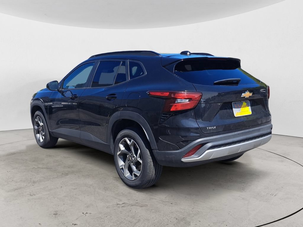 Used 2025 Chevrolet Trax LT w/ LT Convenience Package FWD image 6