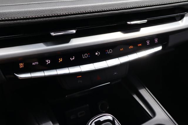Used 2025 Cadillac XT4 Premium Luxury FWD image 23