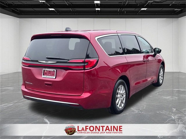 Used 2025 Chrysler Pacifica Select image 5