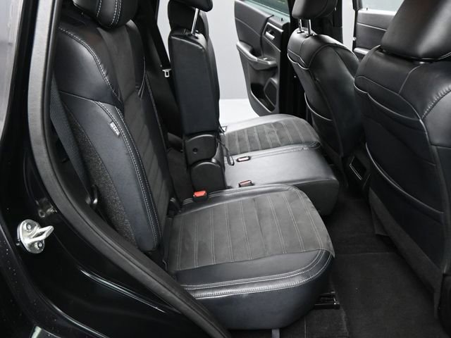 Used 2023 Mitsubishi Outlander SE image 40