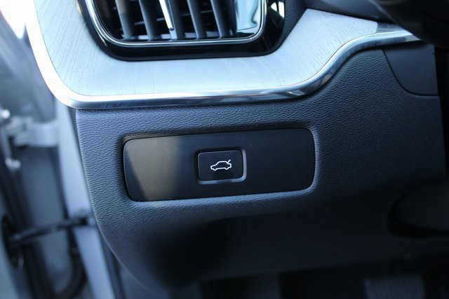 Used 2025 Volvo XC60 B5 Plus image 16