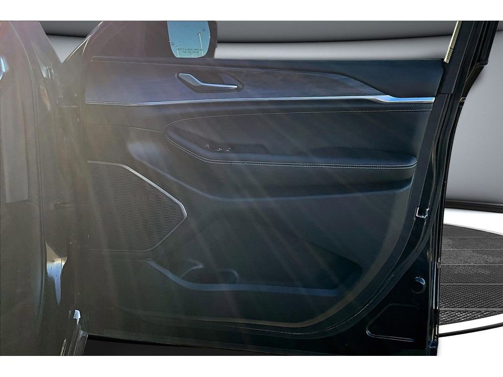 Certified 2025 Jeep Grand Cherokee Overland image 21