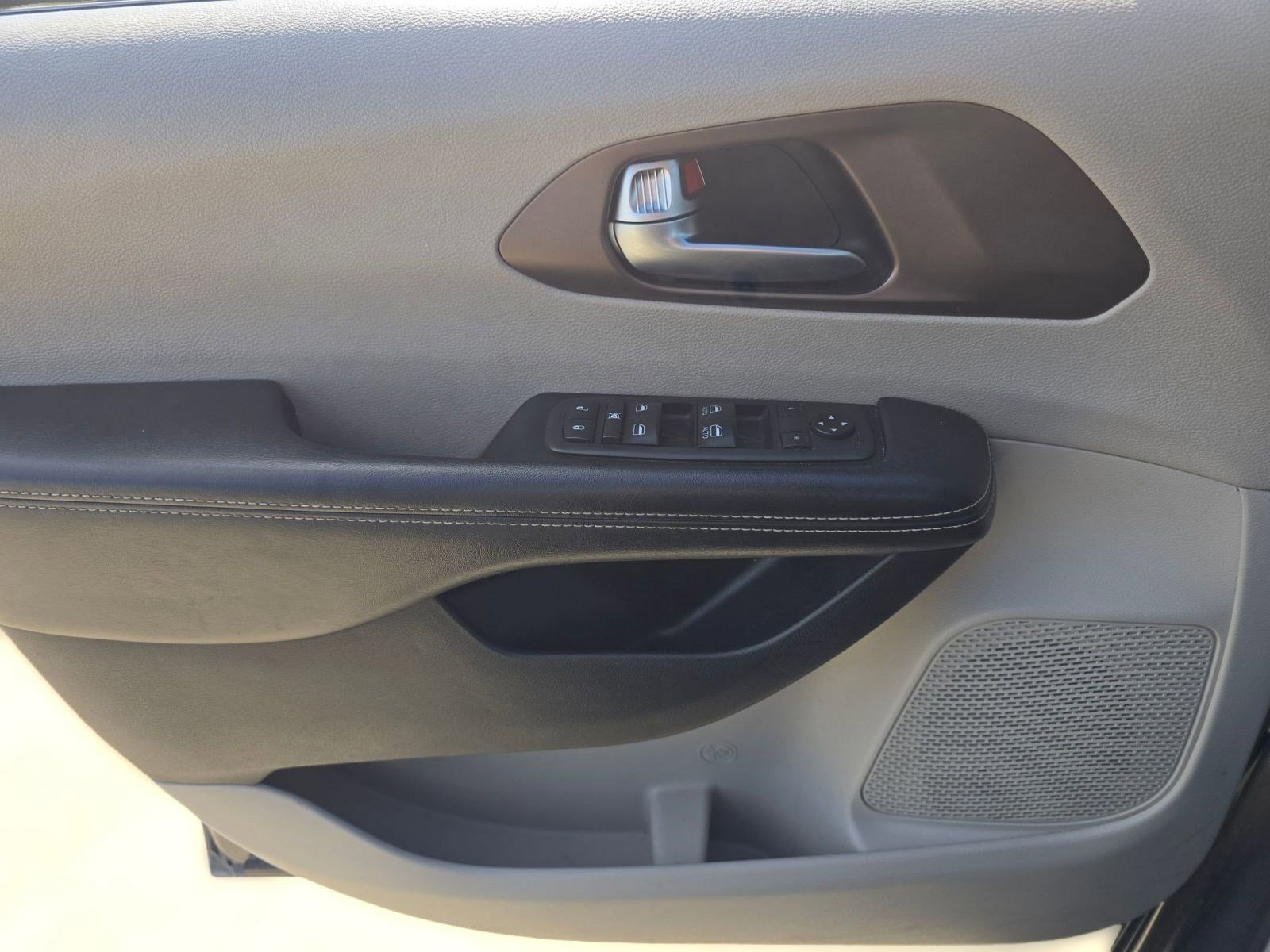 Used 2020 Chrysler Voyager Lxi image 10