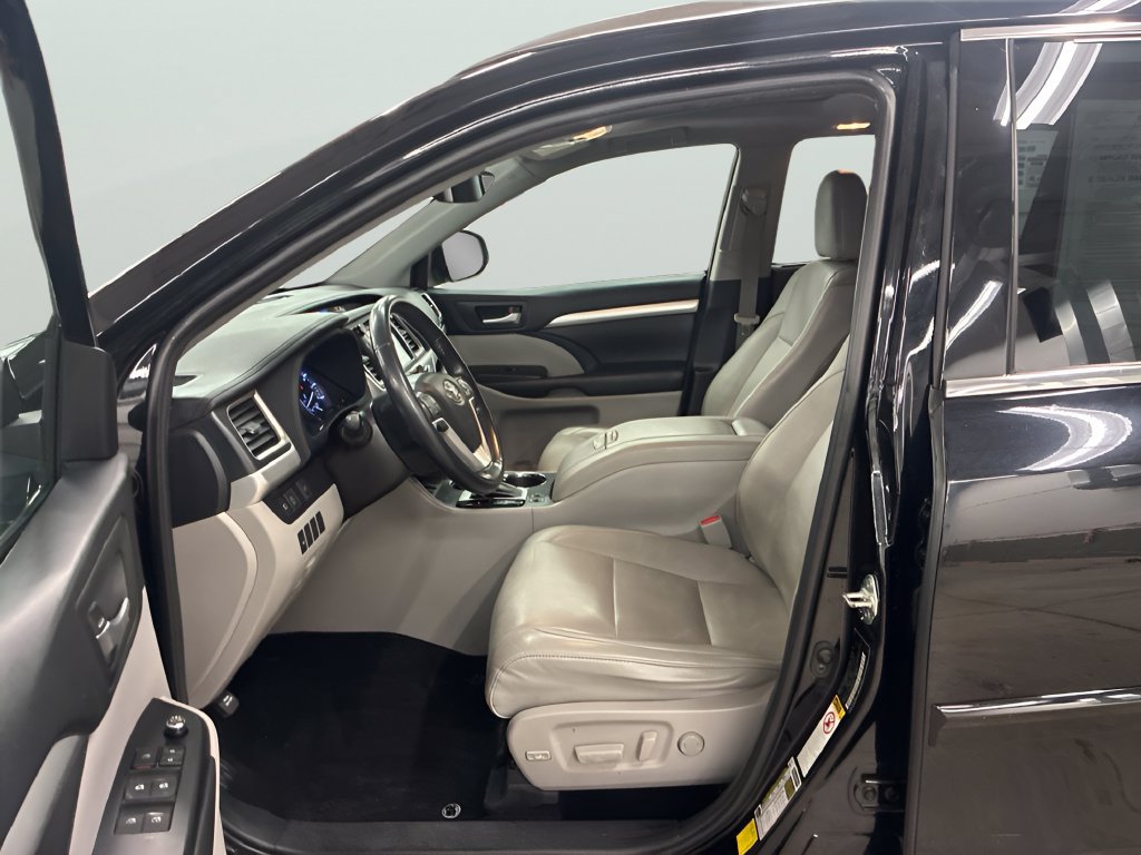 Used 2019 Toyota Highlander XLE AWD/4WD image 15