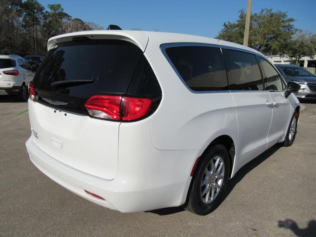 Used 2022 Chrysler Voyager LX image 7