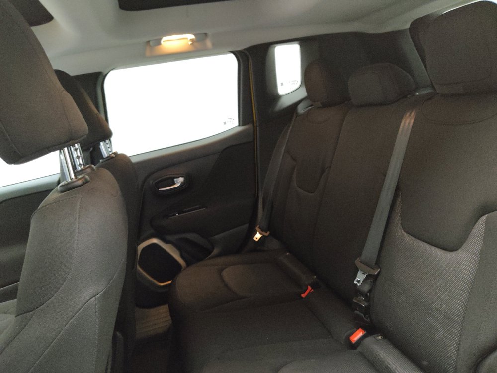Used 2016 Jeep Renegade Latitude FWD image 18