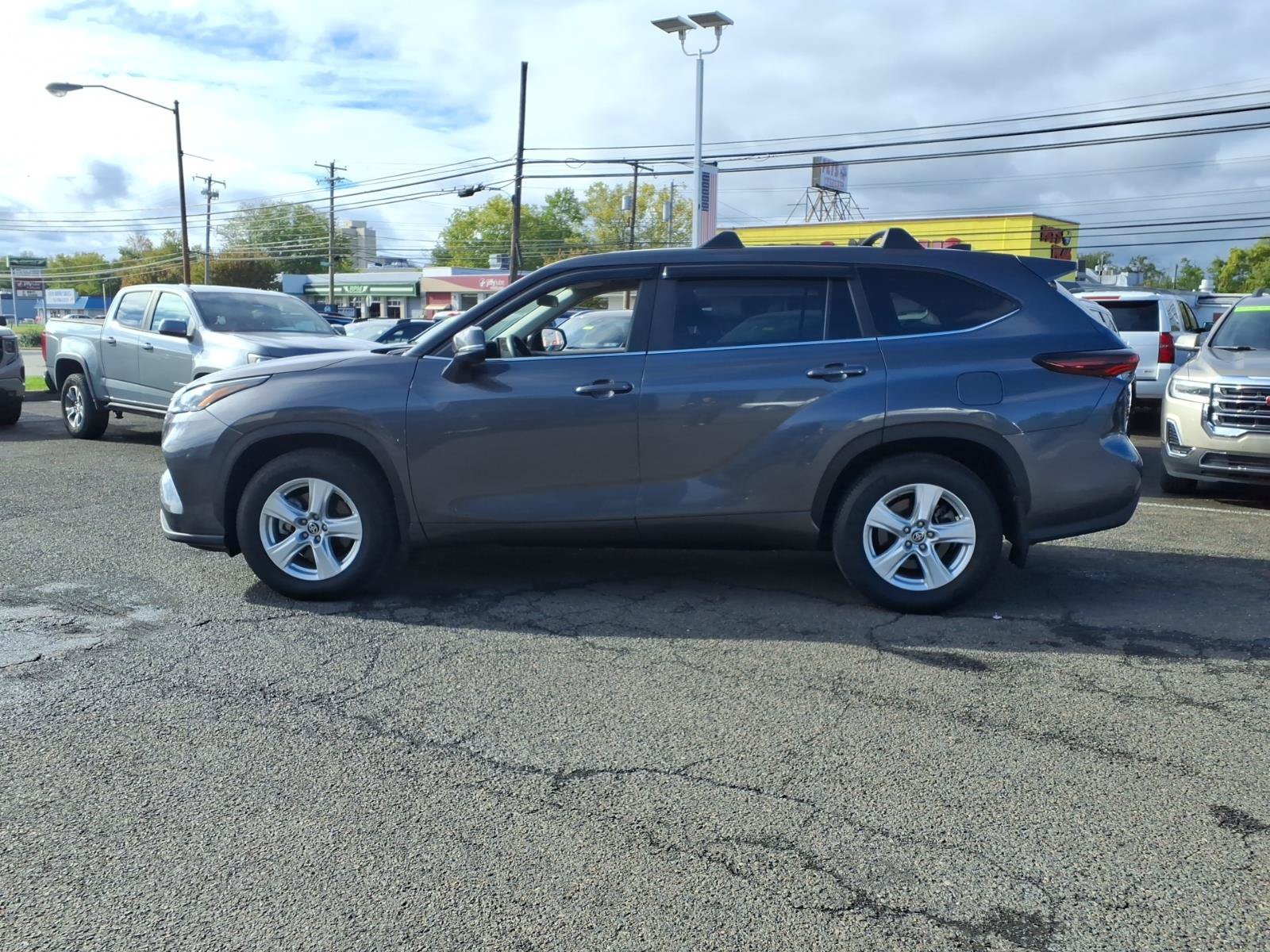Used 2024 Toyota Highlander LE AWD/4WD image 7