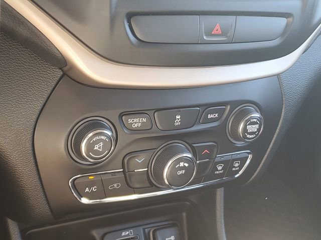 Used 2016 Jeep Cherokee Latitude w/ Cold Weather Group image 19