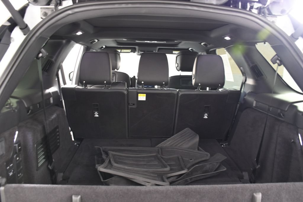 Used 2025 Land Rover Discovery Dynamic SE AWD/4WD image 24