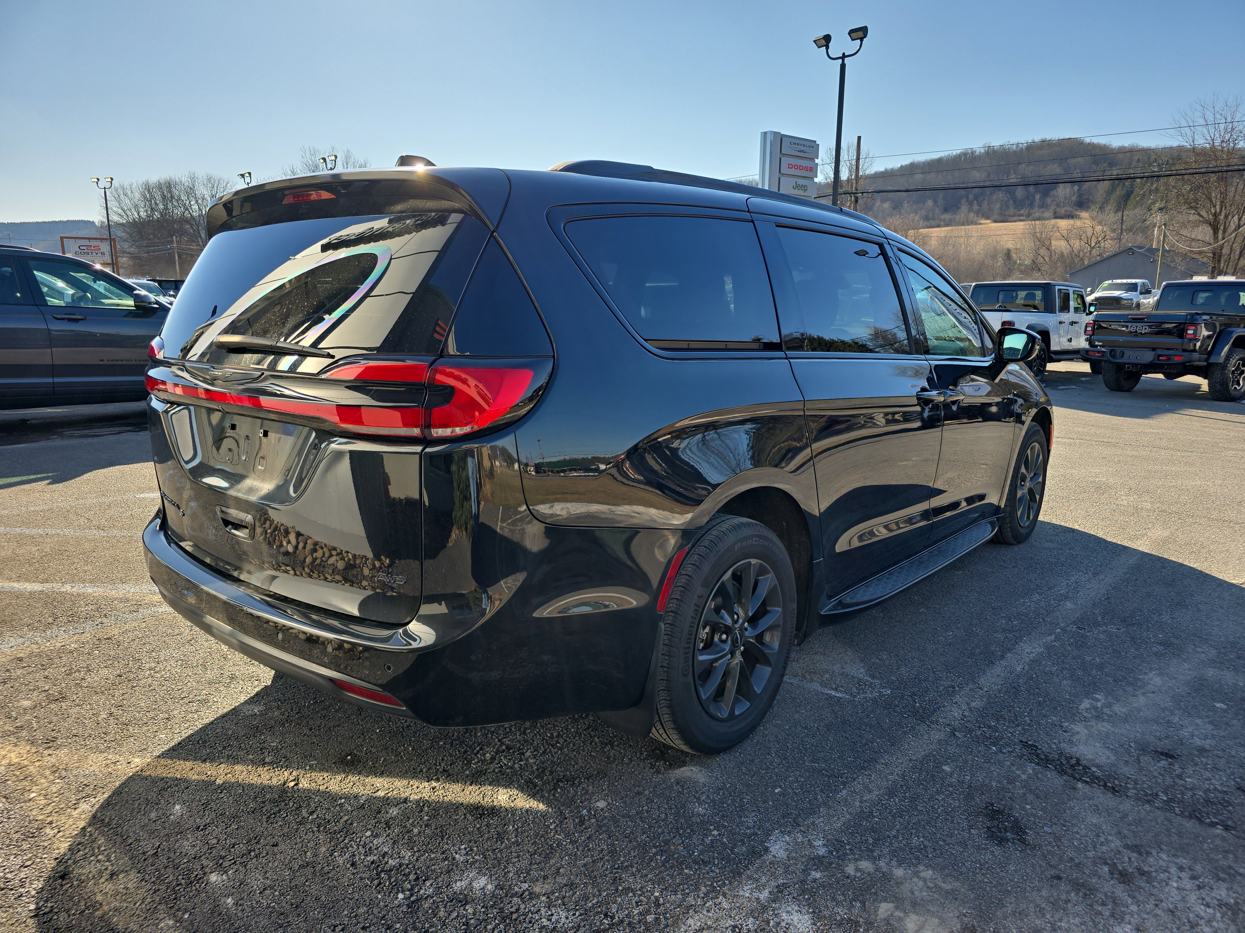 Used 2021 Chrysler Pacifica Touring-L w/ S Appearance Package image 3