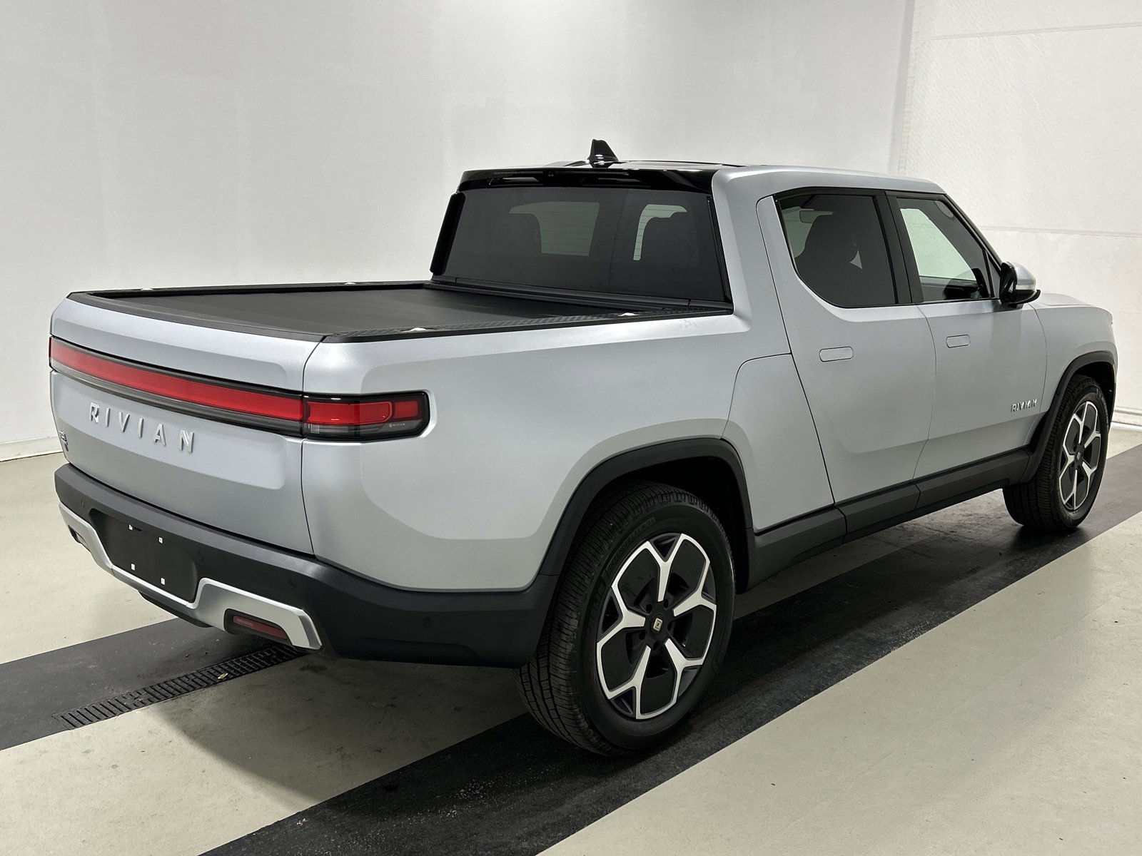 Used 2024 Rivian R1T Adventure AWD/4WD image 5