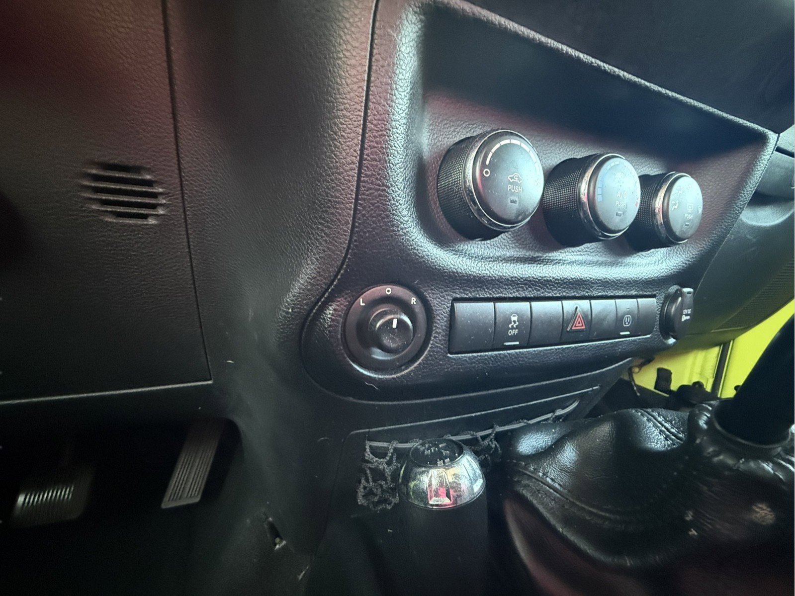 Used 2016 Jeep Wrangler Unlimited Sahara w/ Connectivity Group image 21