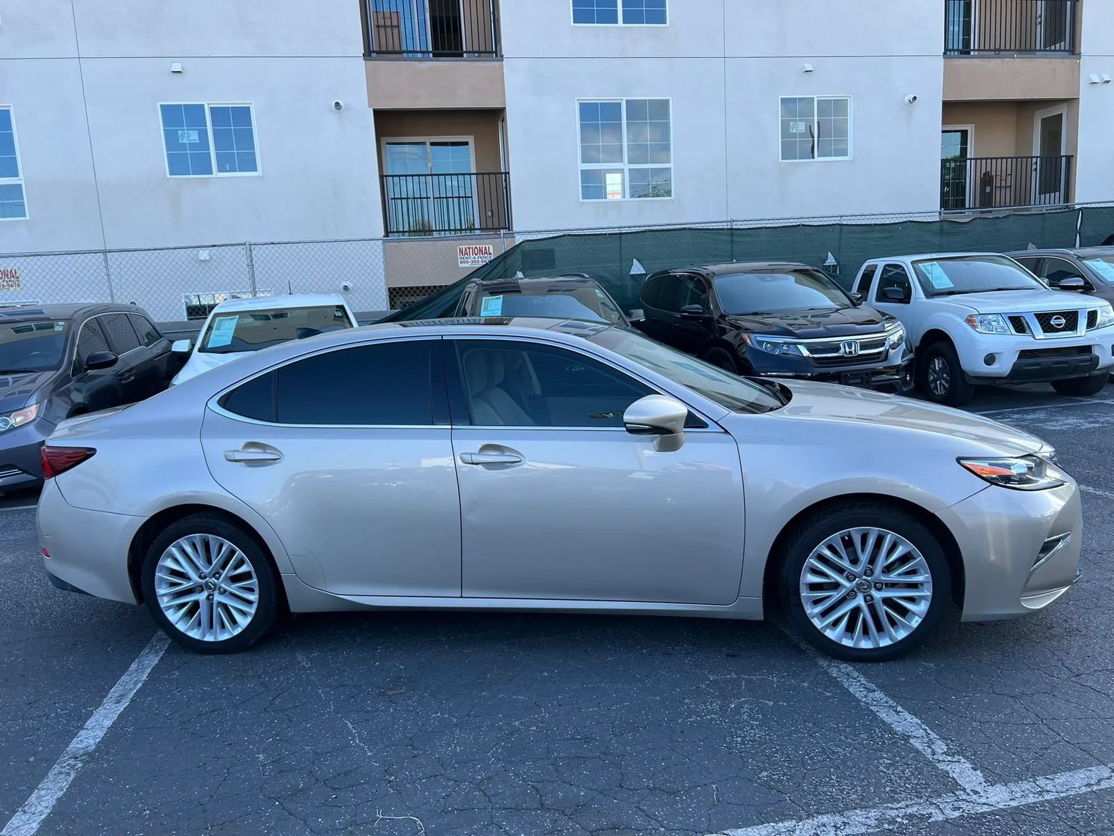 Used 2017 Lexus ES 350 w/ Luxury Package FWD image 4