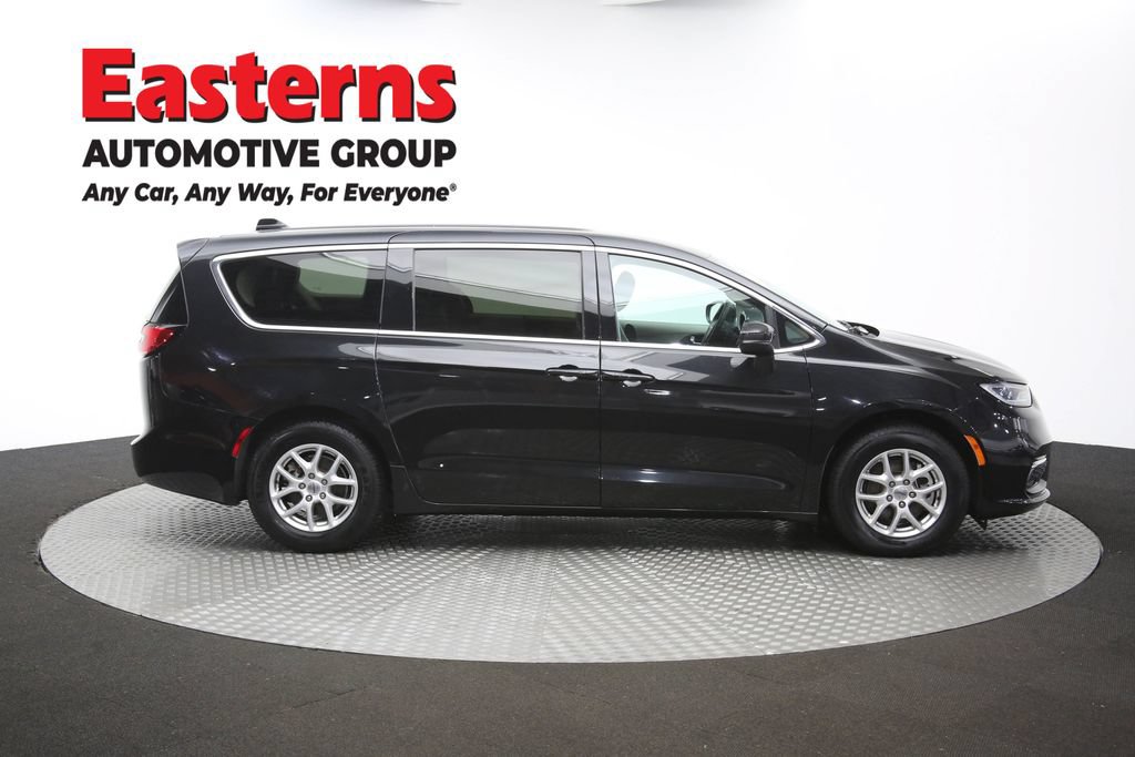 Used 2023 Chrysler Pacifica Touring-L FWD image 47