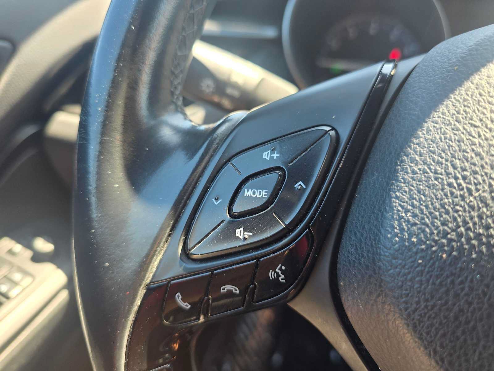 Used 2018 Toyota C-HR XLE FWD image 6