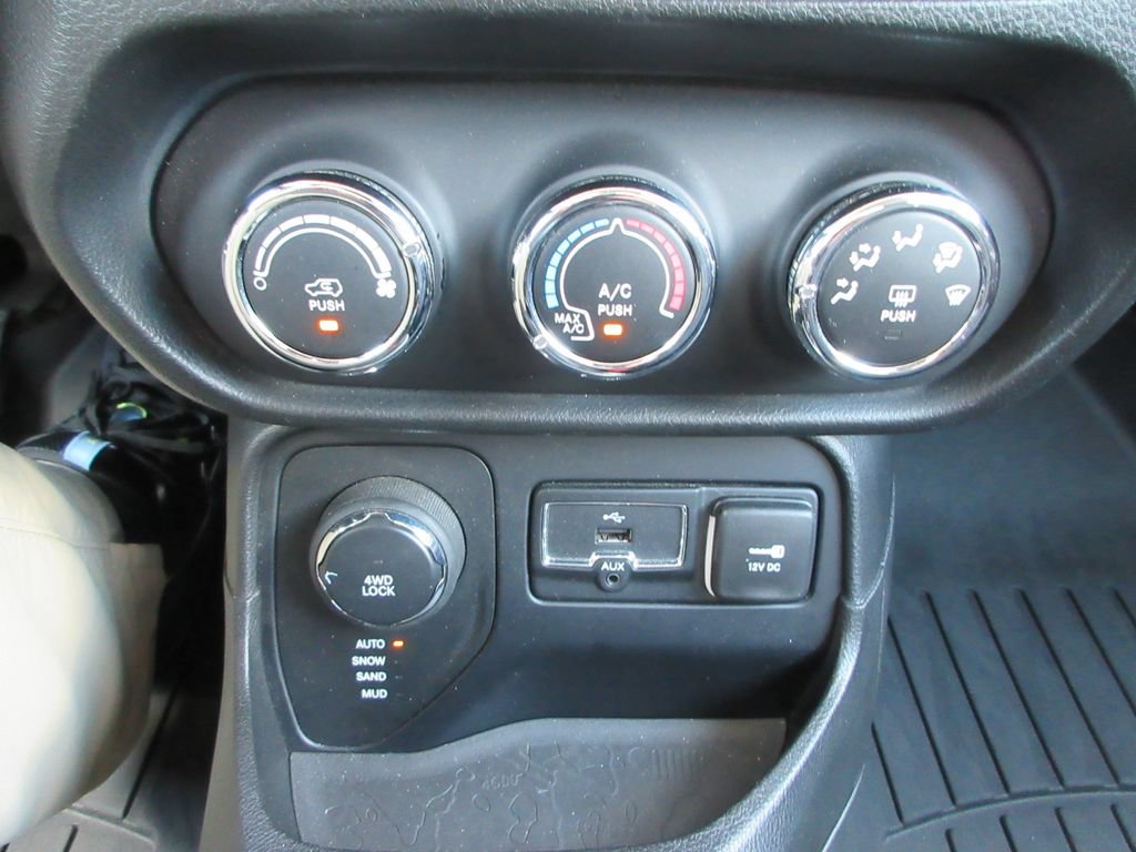 Used 2016 Jeep Renegade 75th Anniversary AWD/4WD image 29