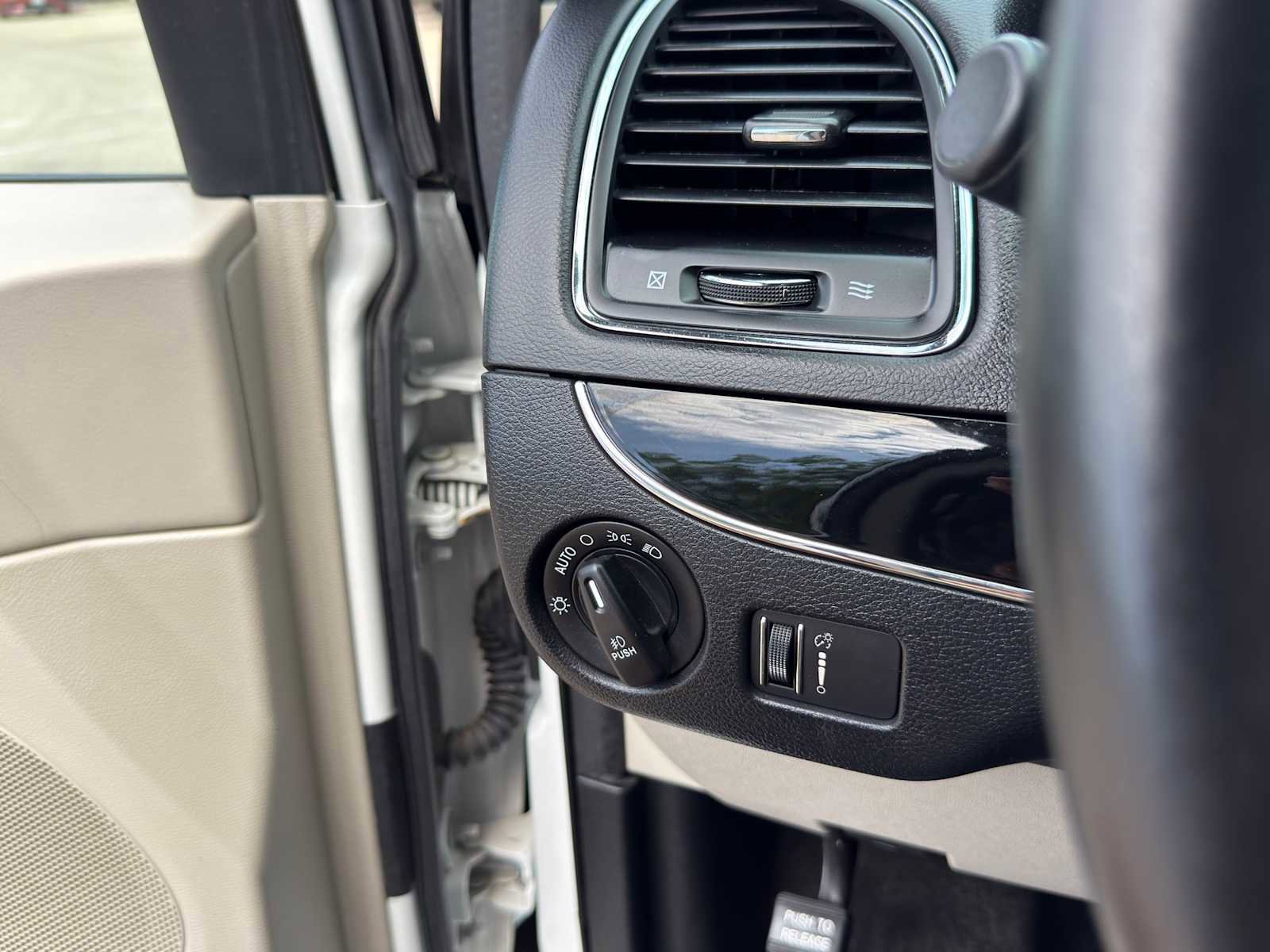 Used 2019 Dodge Grand Caravan SXT FWD image 23