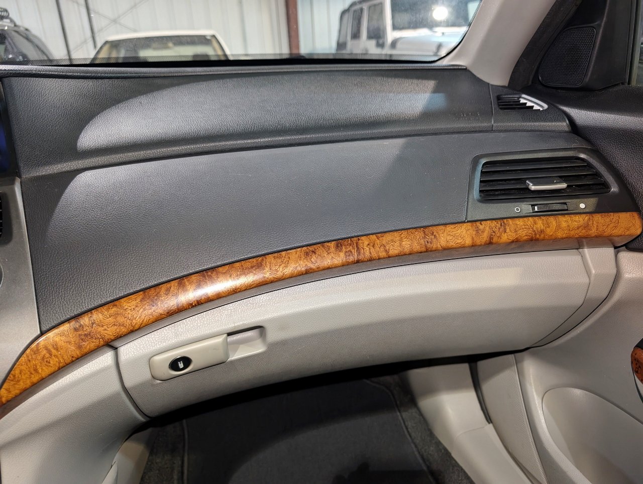 Used 2011 Honda Accord EX image 32