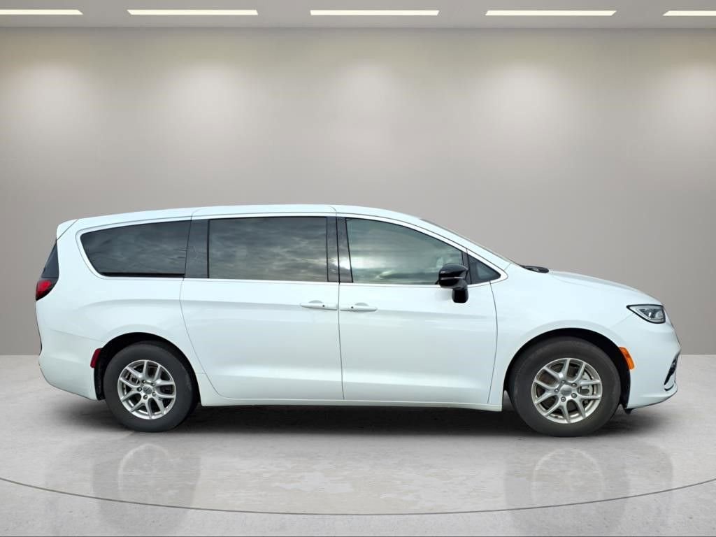 Used 2025 Chrysler Pacifica Select FWD image 2