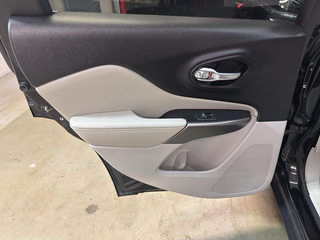 Used 2019 Jeep Cherokee Limited AWD/4WD image 31