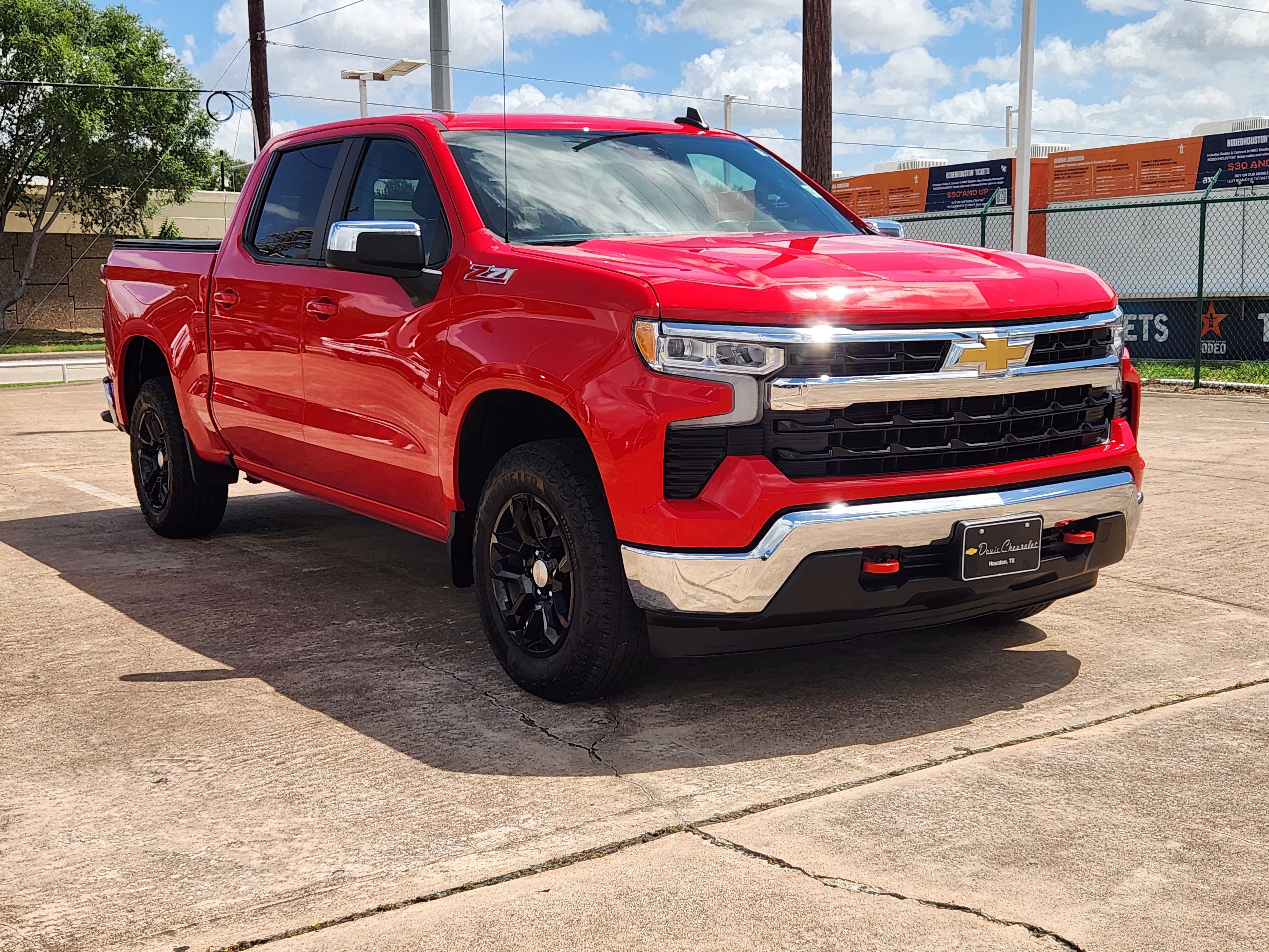 Used 2024 Chevrolet Silverado 1500 LT w/ Z71 Off-Road Package AWD/4WD image 4