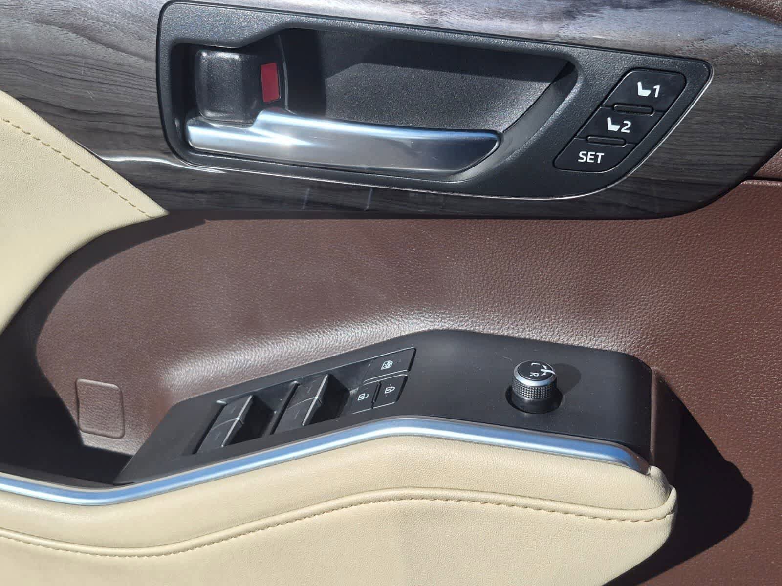 Used 2021 Toyota Highlander Limited FWD image 13