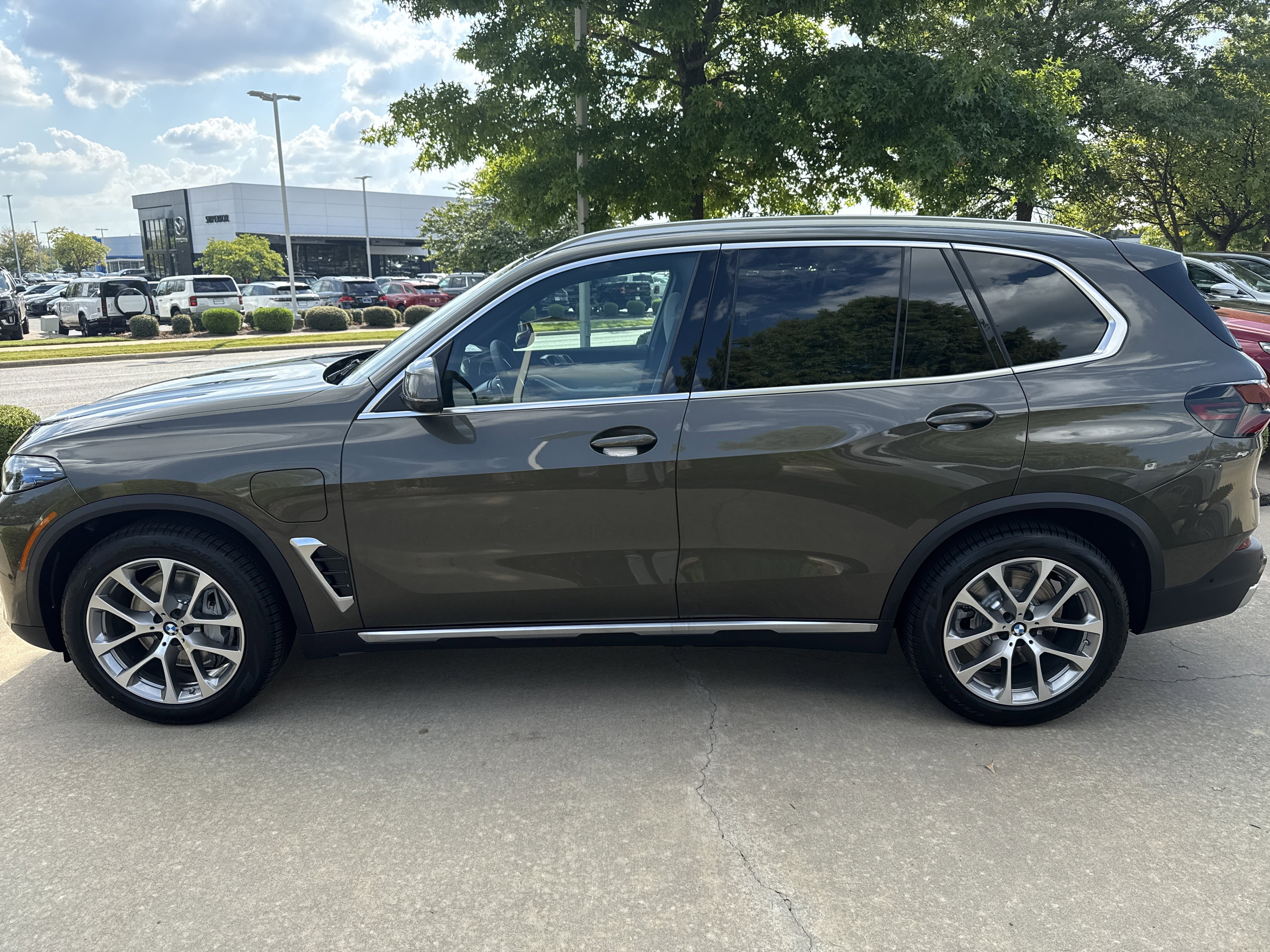 New 2026 BMW X5 xDrive50e w/ Climate Comfort Package image 2