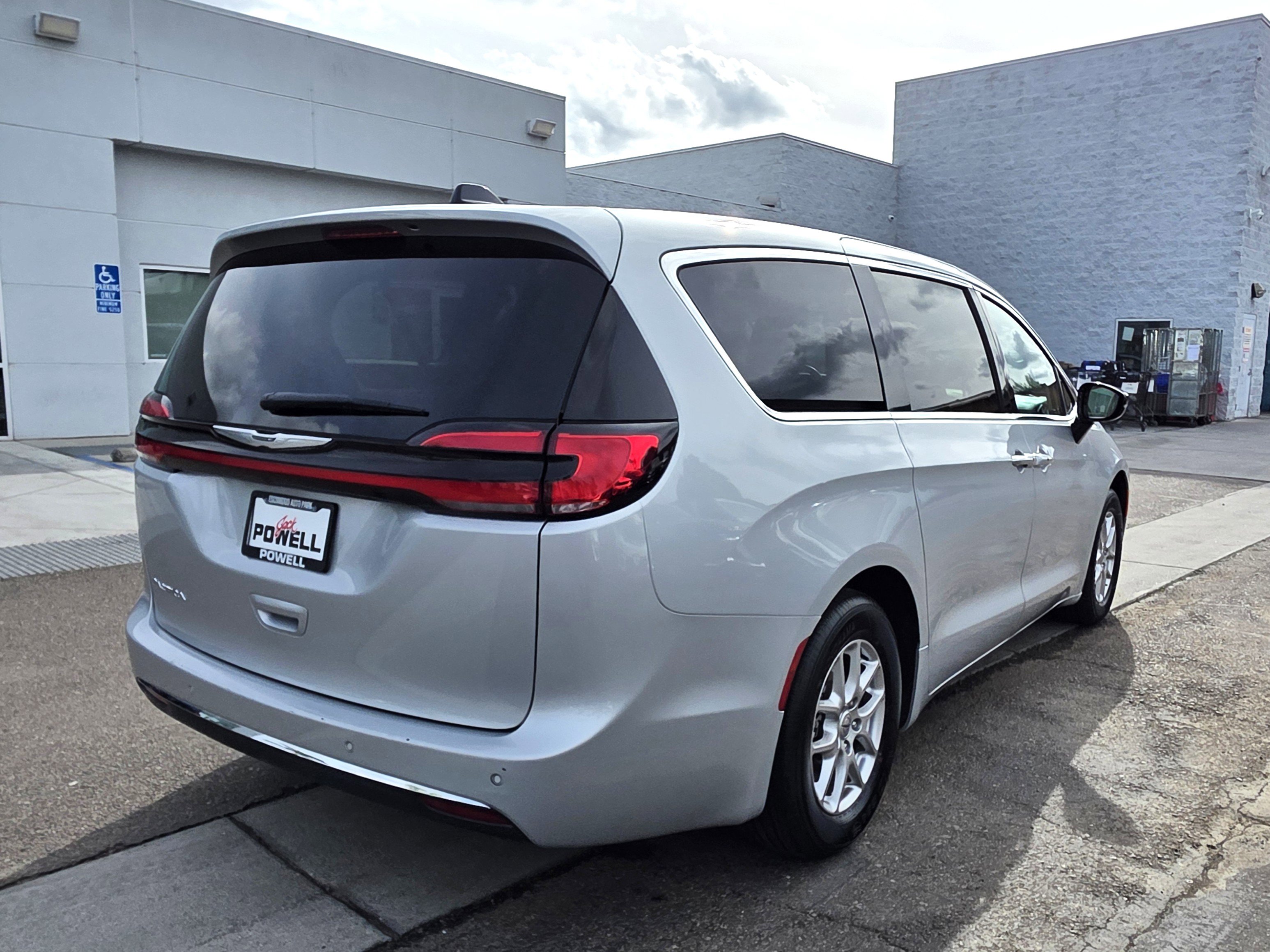 Certified 2024 Chrysler Pacifica Touring-L image 5