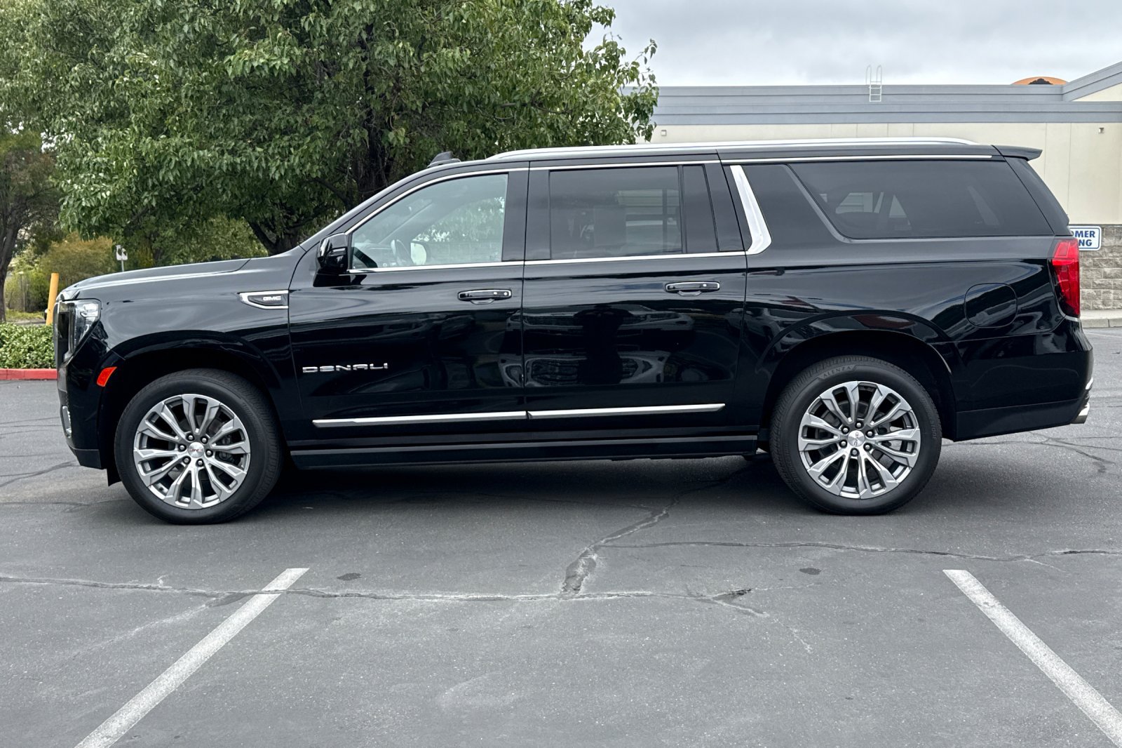 Used 2021 GMC Yukon XL Denali w/ Denali Ultimate Package AWD/4WD image 8