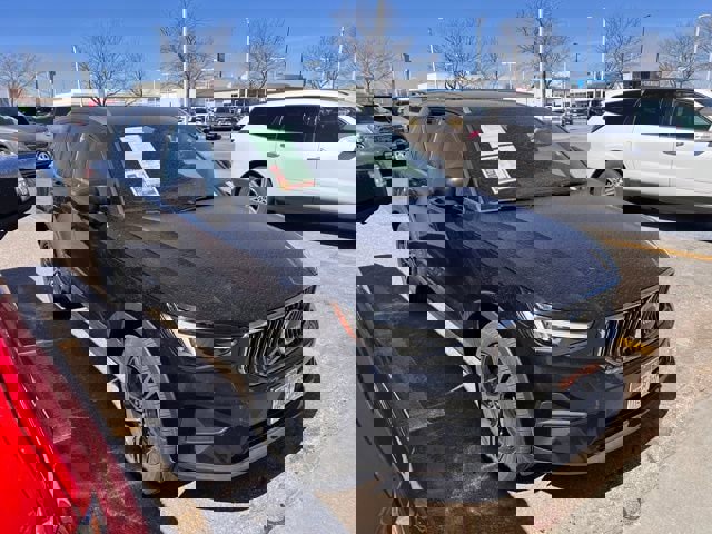 Used 2025 Volvo XC40 B5 Core image 1