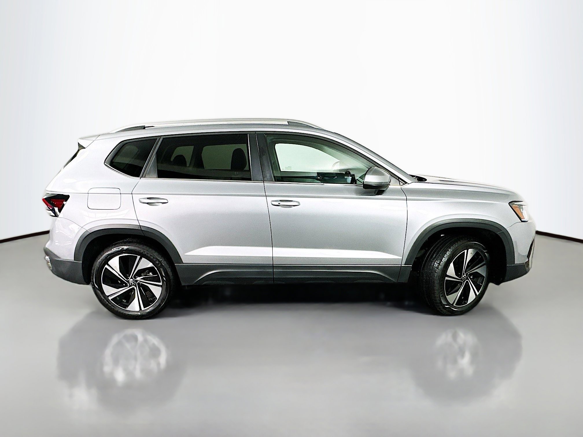 Used 2025 Volkswagen Taos SE w/ Panoramic Sunroof Package image 8