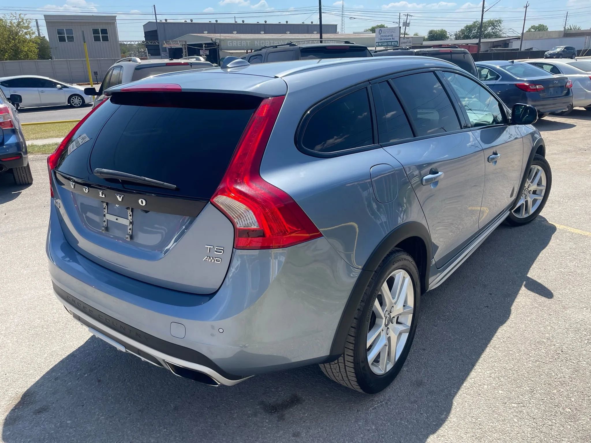 Used 2017 Volvo V60 T5 Cross Country Platinum image 3