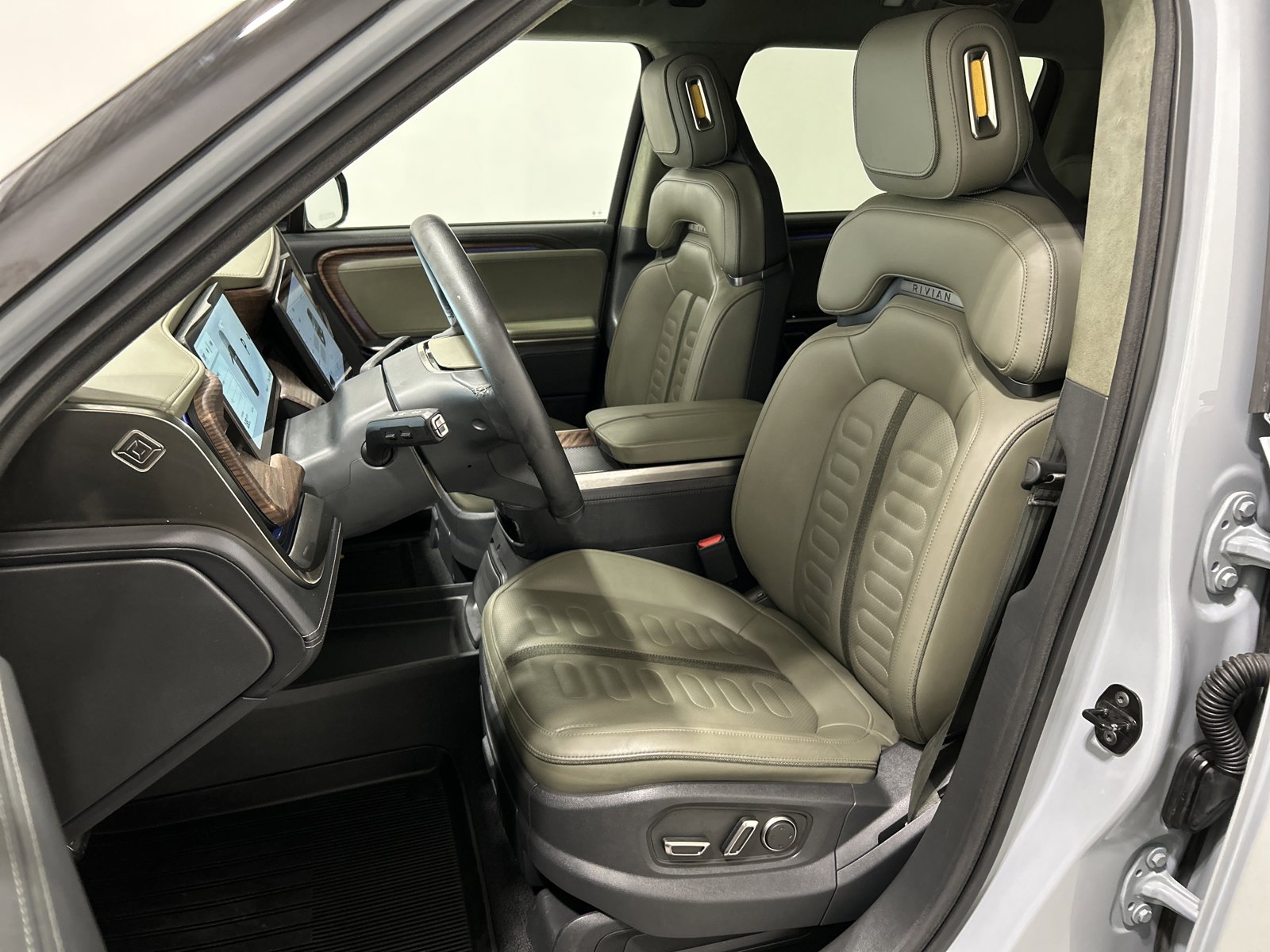 Used 2023 Rivian R1S Adventure AWD/4WD image 20