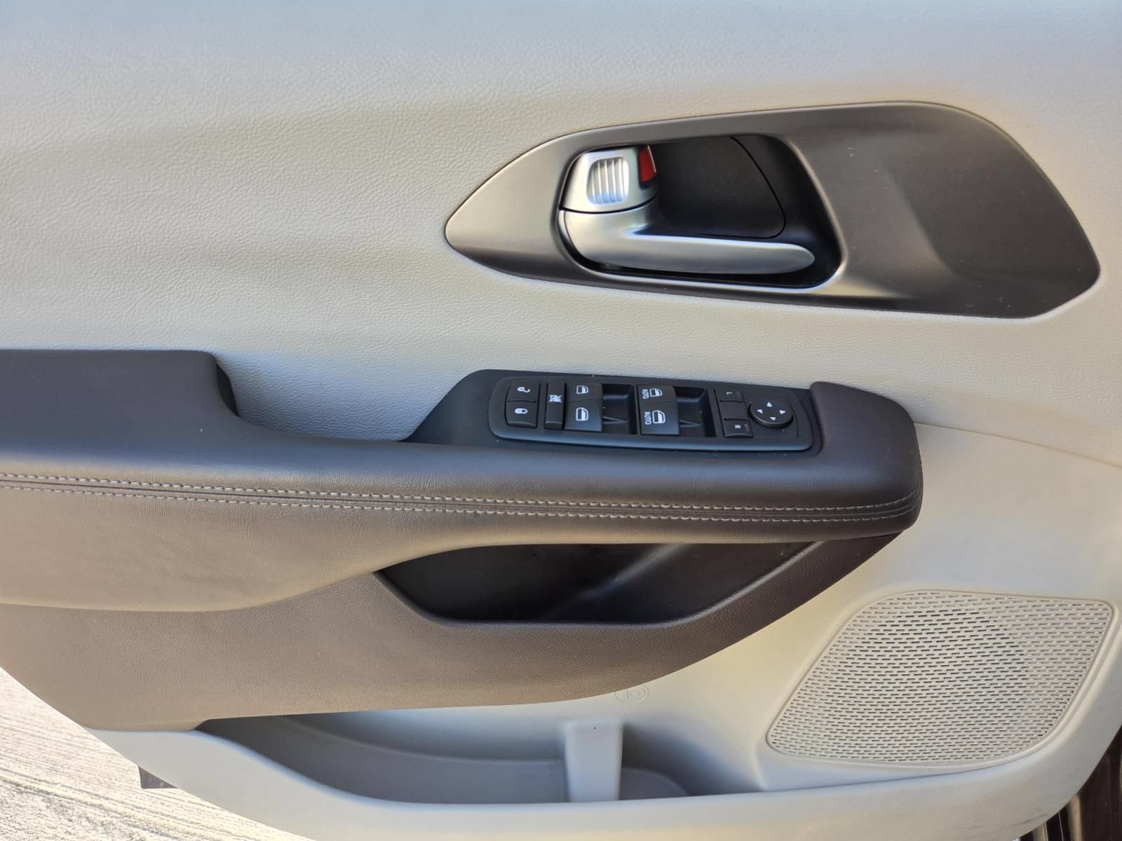 Used 2017 Chrysler Pacifica Touring w/ Tire & Wheel Group FWD image 14