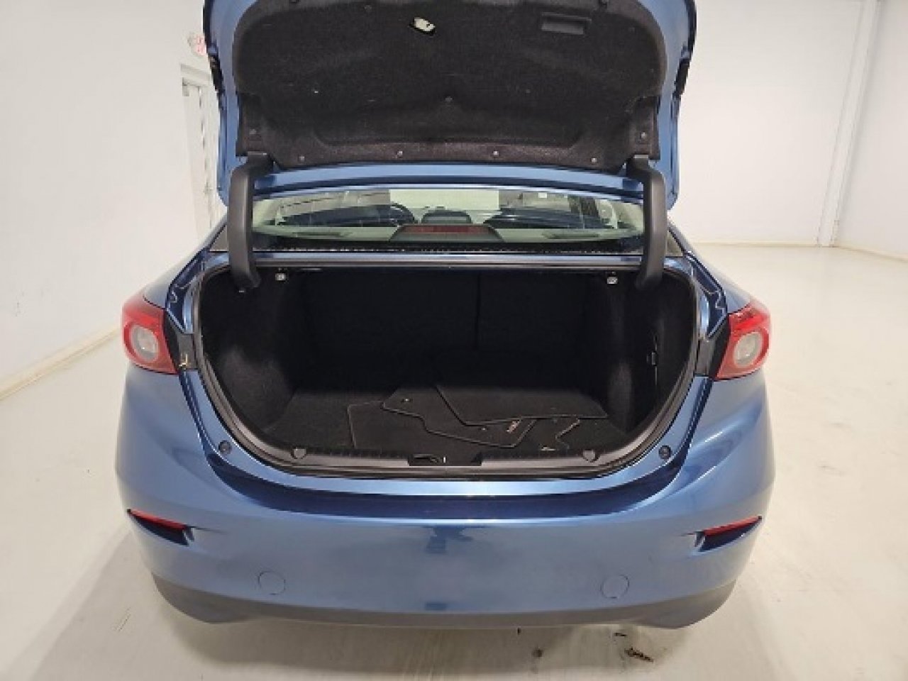 Used 2018 MAZDA MAZDA3 Grand Touring image 17