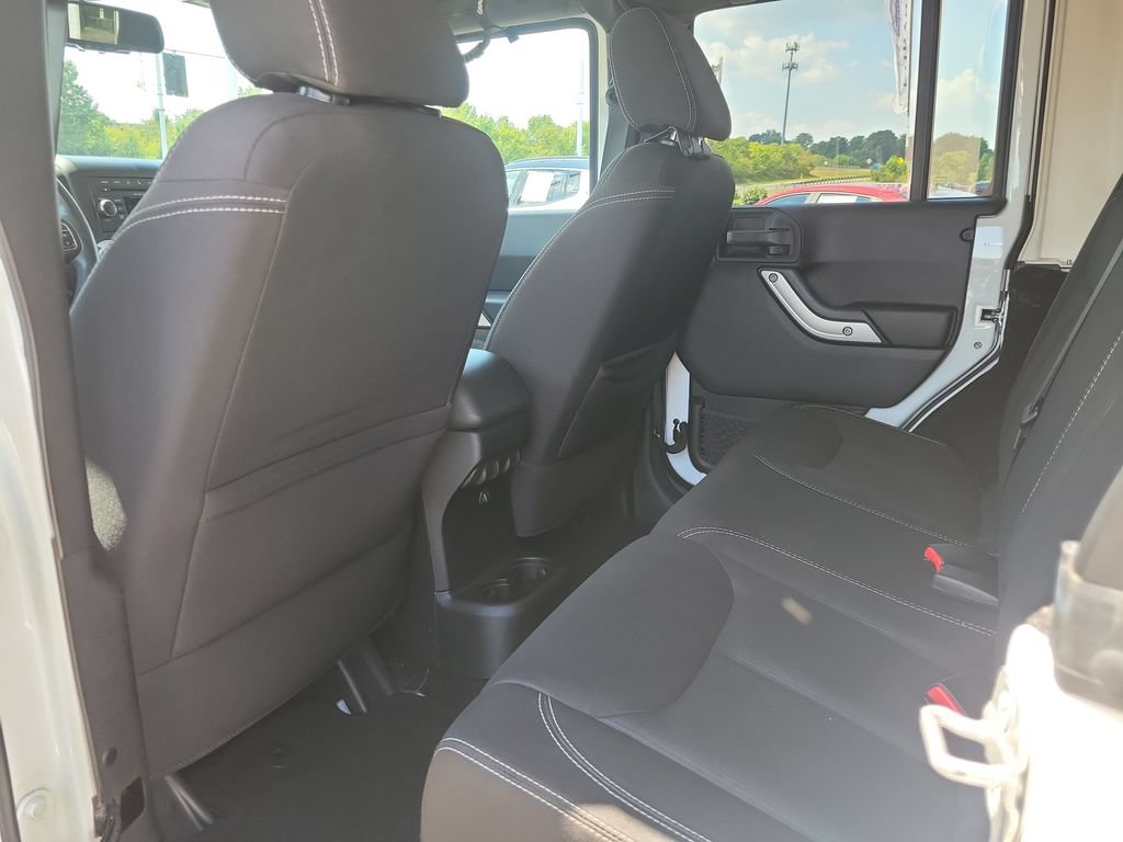 Used 2014 Jeep Wrangler Unlimited Sahara w/ Connectivity Group AWD/4WD image 12