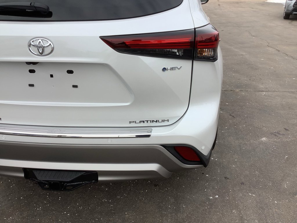 New 2026 Toyota Highlander Platinum image 9