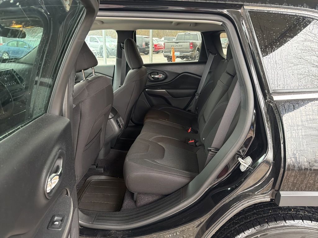 Used 2019 Jeep Cherokee Latitude w/ Popular Appearance Group image 7